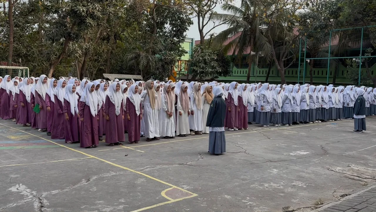 Kegiatan santri putra di lingkungan madrasah