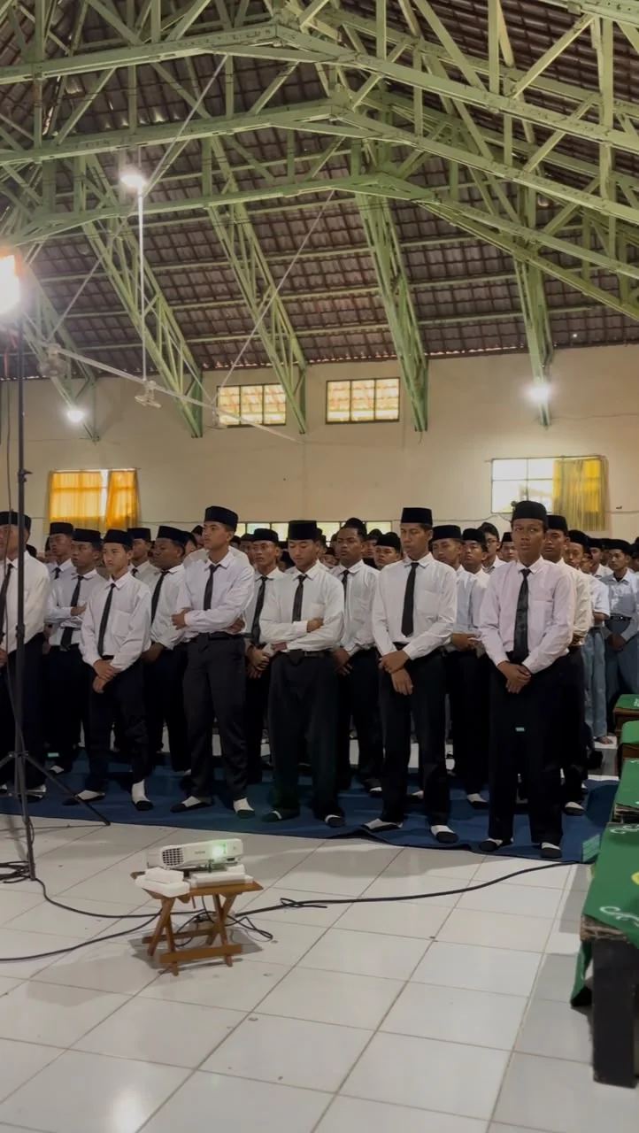 Santri putra mengikuti kegiatan bersama